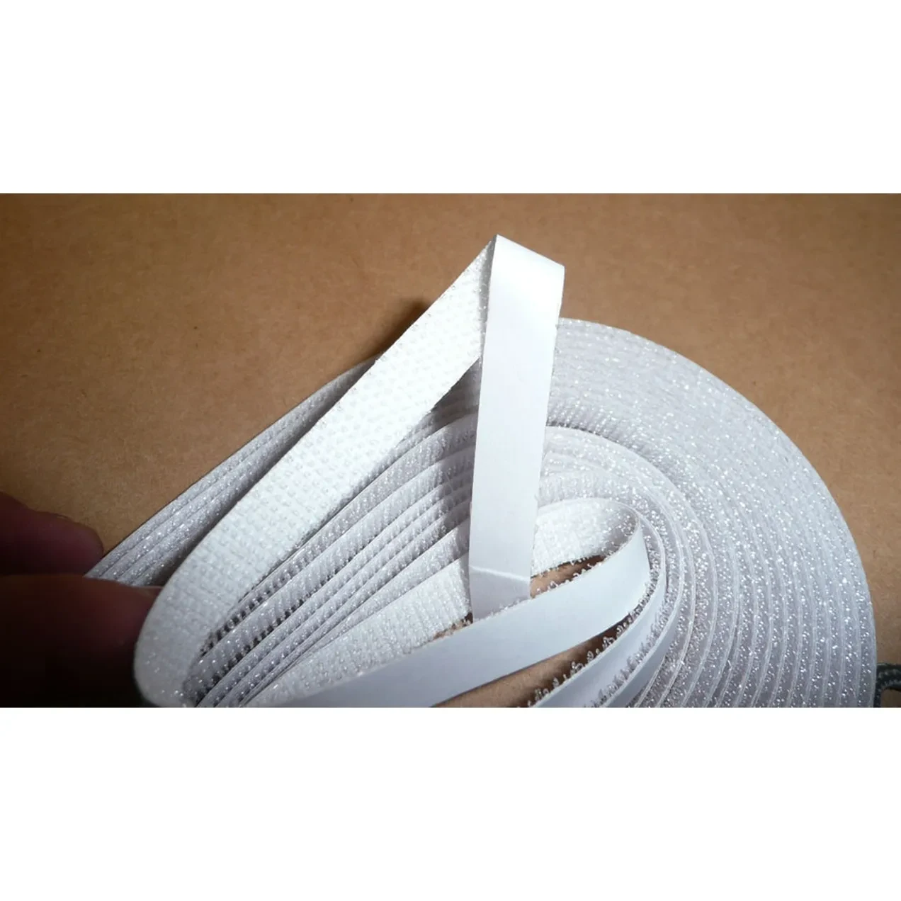 Picture of R. VELCRO BLANCO 5,6 MTx9,5 MM ADH. 118X158 MAX R. VELCRO BLANCO 5,6 MTx9,5 MM ADH. 118X158 MAX