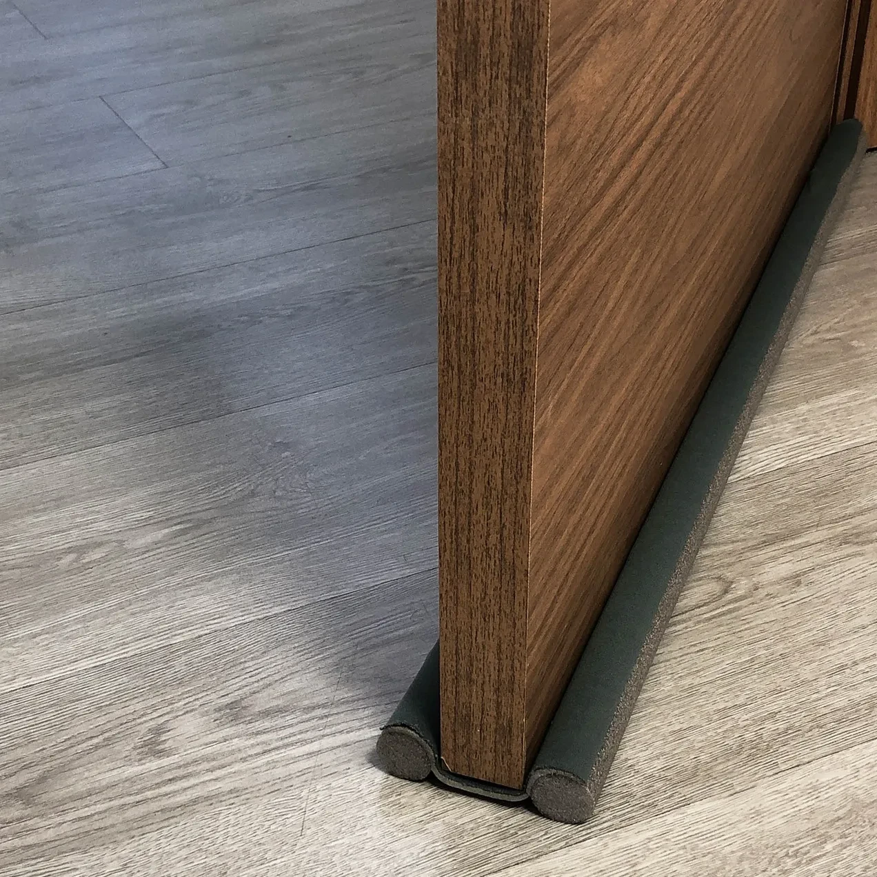 Imagen de BR BURLETE BAJO PUERTA RODILLO 95CM GRIS BR BURLETE BAJO PUERTA RODILLO 95CM GRIS